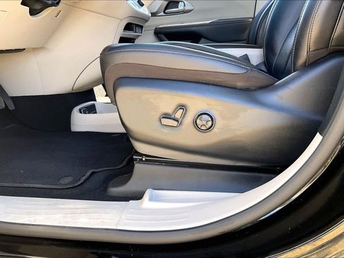 Used 2024 Chrysler Pacifica Touring-L FWD image 28