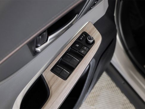 Used 2022 Toyota Venza XLE image 43