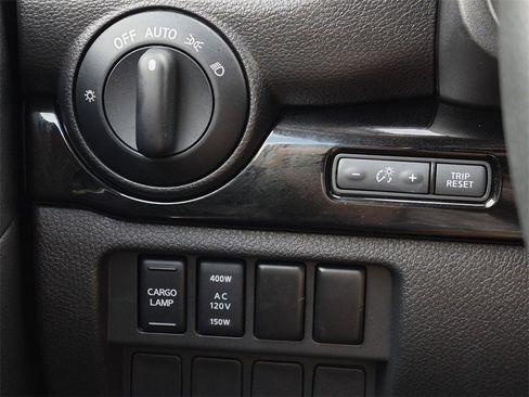 Used 2024 Nissan Titan SV w/ SV Convenience Package image 24