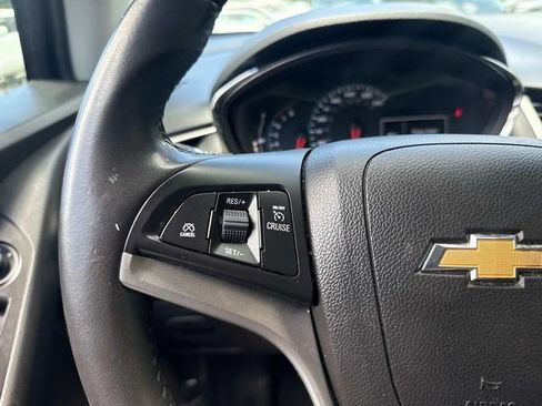 Used 2022 Chevrolet Trax LT w/ LT Convenience Package AWD/4WD image 28