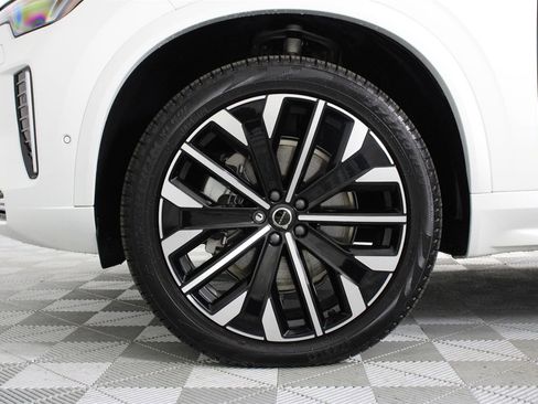 Certified 2025 Volvo XC90 B6 Plus w/ Protection Package Premier image 28