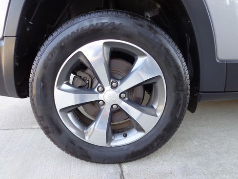 Used 2019 Jeep Cherokee Limited w/ Luxury Group AWD/4WD image 10