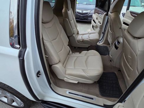 Used 2016 Cadillac Escalade ESV Premium image 38