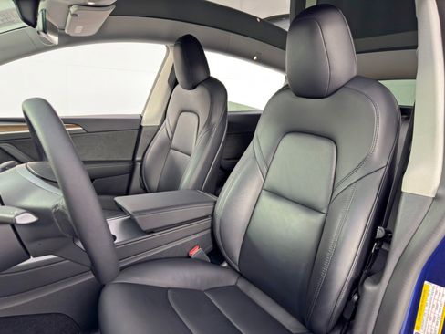 Used 2022 Tesla Model Y Long Range image 37