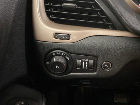 Used 2015 Jeep Cherokee Limited w/ Luxury Group FWD image 19