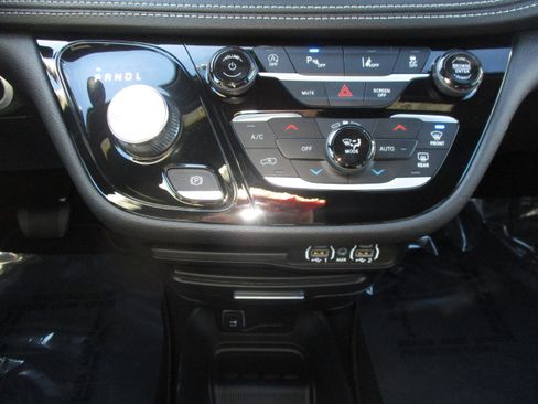 Used 2025 Chrysler Pacifica Select image 28