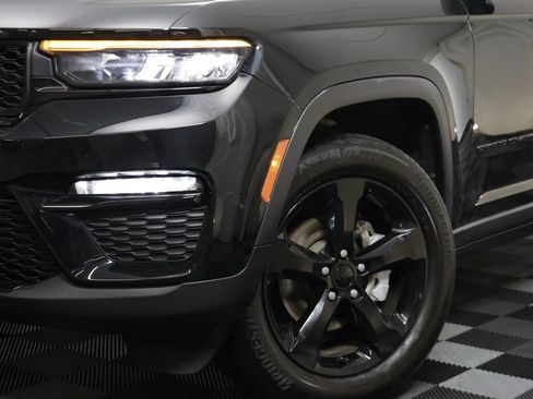 Used 2023 Jeep Grand Cherokee Limited w/ Black Appearance Package AWD/4WD image 3