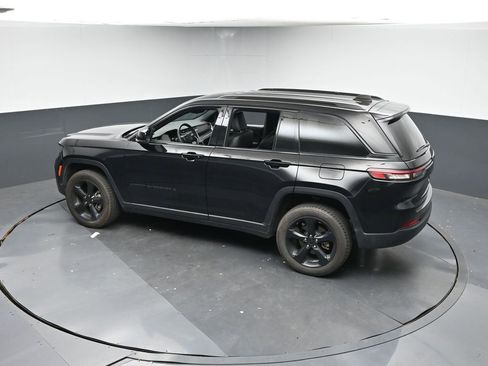 Used 2023 Jeep Grand Cherokee Altitude image 20