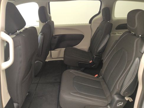 Used 2022 Chrysler Voyager LX FWD image 18