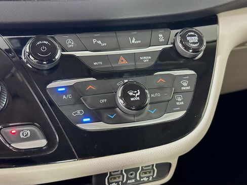 Used 2023 Chrysler Pacifica Touring-L FWD image 17