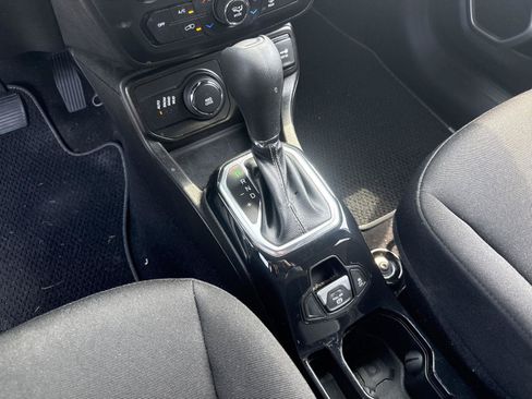 Used 2021 Jeep Renegade Latitude AWD/4WD image 15