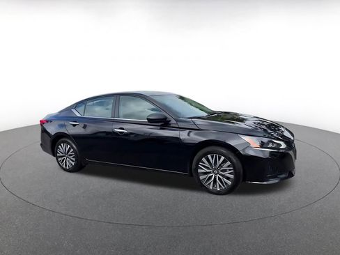 Used 2025 Nissan Altima 2.5 SV FWD image 2
