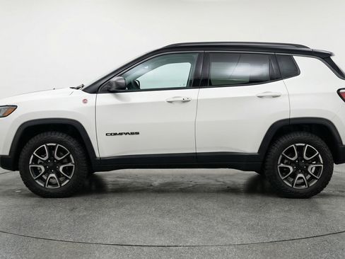 Used 2025 Jeep Compass Trailhawk AWD/4WD image 5