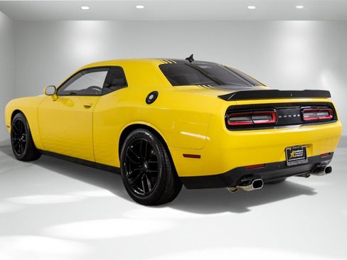 Used 2017 Dodge Challenger R/T image 9