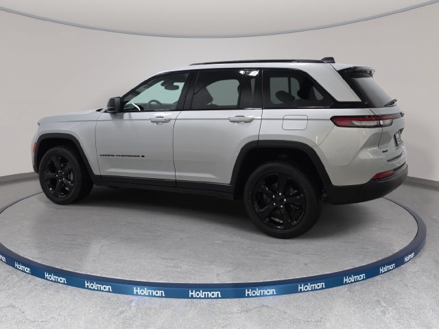 Used 2024 Jeep Grand Cherokee Altitude AWD/4WD image 9