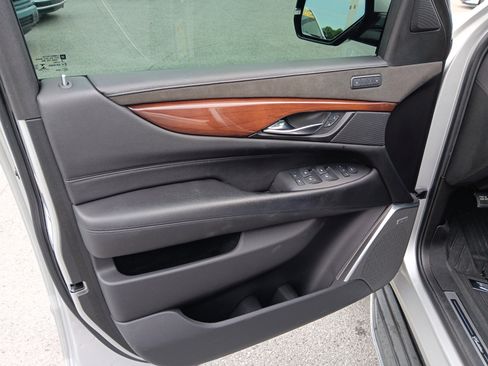 Used 2019 Cadillac Escalade Luxury AWD/4WD image 11