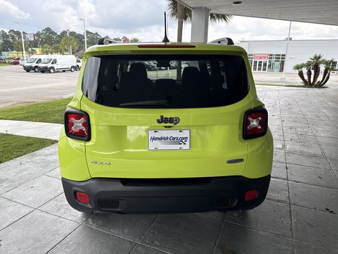 Used 2017 Jeep Renegade Latitude w/ Cold Weather Group AWD/4WD image 8