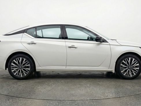 Used 2025 Nissan Altima 2.5 SV image 11