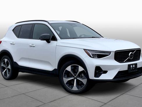 Used 2023 Volvo XC40 B5 Plus w/ Driver Assist Package AWD/4WD image 3