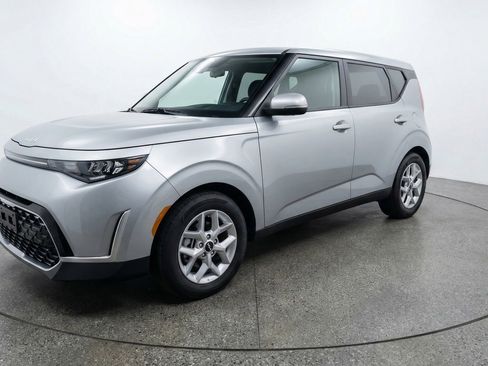 Used 2025 Kia Soul LX w/ LX Technology Package image 3