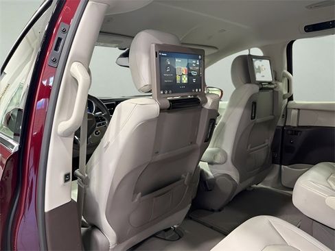 Used 2020 Chrysler Pacifica Touring-L Plus w/ Advanced Safetytec Group image 30