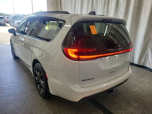 Used 2023 Chrysler Pacifica Touring-L w/ Road Tripper Package FWD image 4