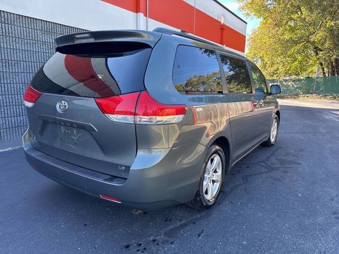 Used 2014 Toyota Sienna LE image 6