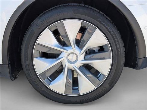 Used 2022 Tesla Model Y Long Range AWD/4WD image 22