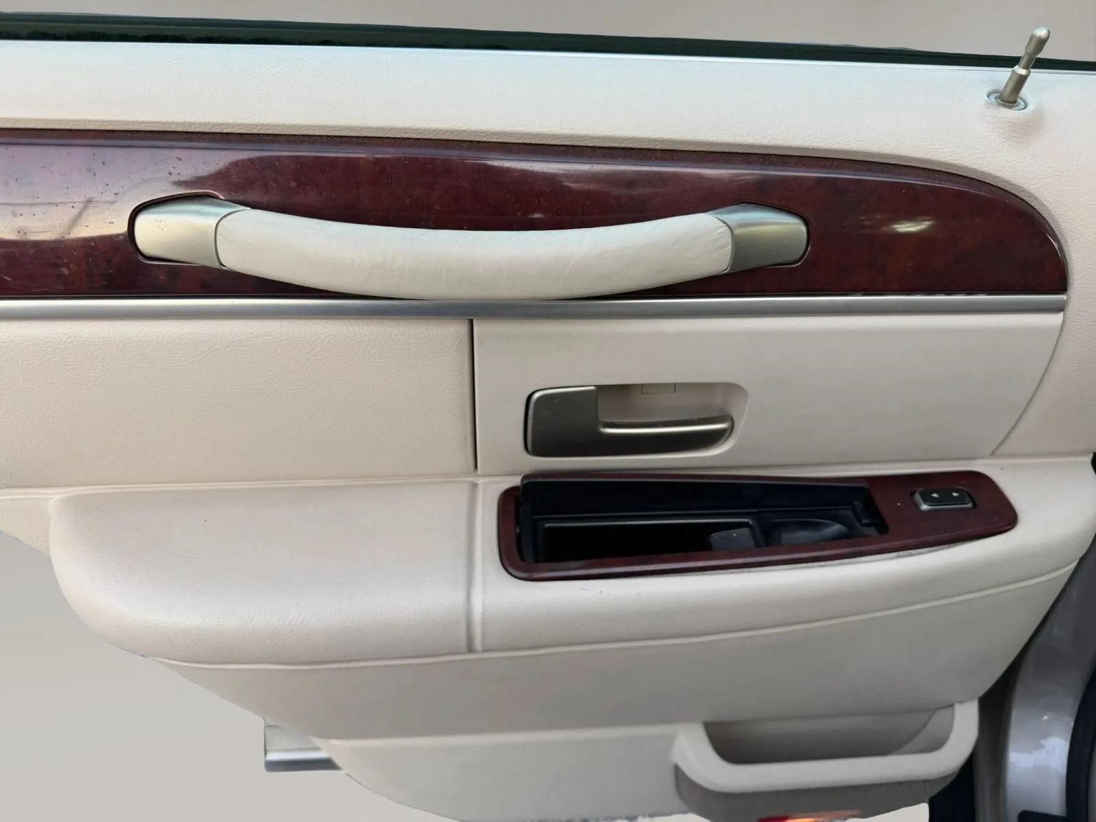 Used 2003 Lincoln Town Car Executive RWD image 21