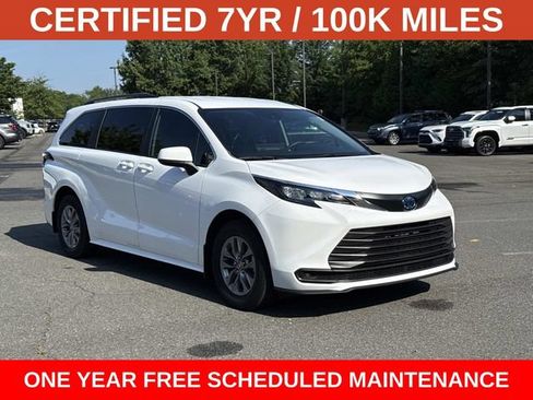 Used 2025 Toyota Sienna LE FWD image 1