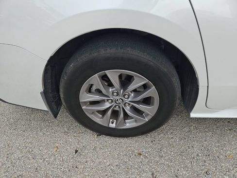 Used 2025 Toyota Sienna XLE w/ XLE Plus Package FWD image 6