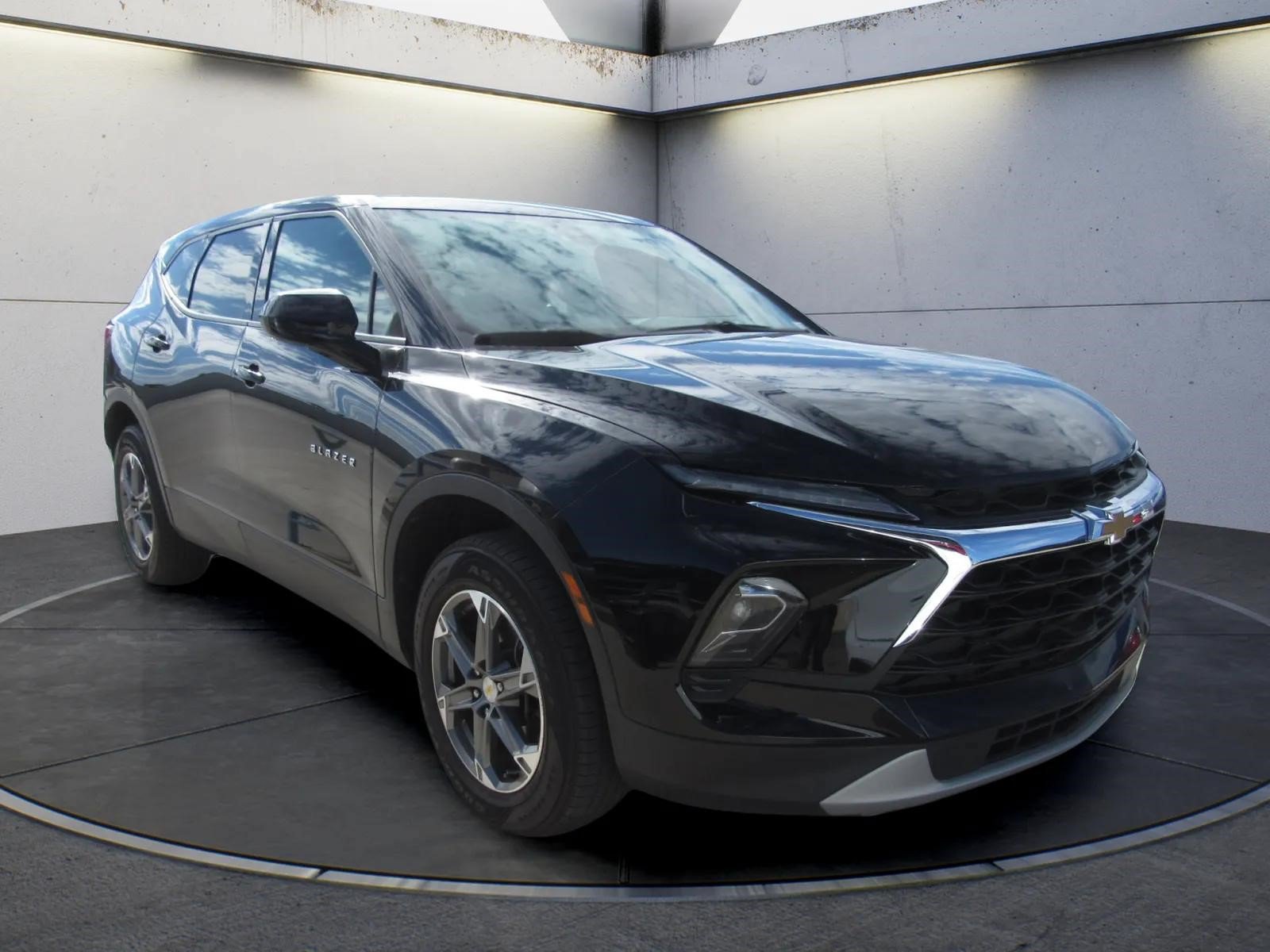 Used 2023 Chevrolet Blazer LT w/ Driver Confidence Package FWD image 2
