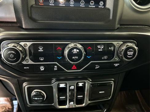 Used 2018 Jeep Wrangler Unlimited Sahara AWD/4WD image 26