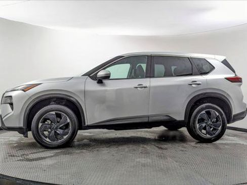 Used 2025 Nissan Rogue SV AWD/4WD image 3