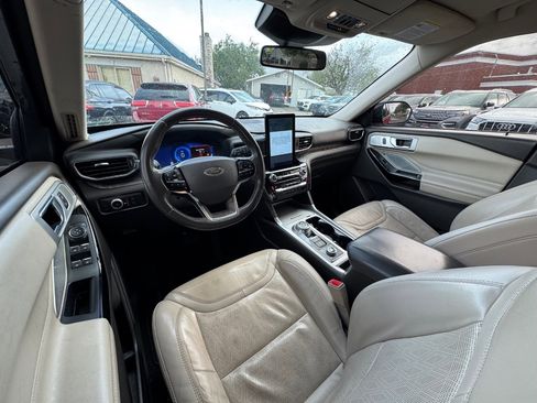 Used 2021 Ford Explorer Platinum w/ Equipment Group 601A AWD/4WD image 17