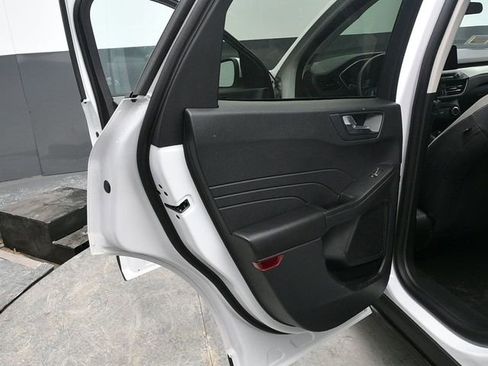 Used 2021 Ford Escape SE image 17