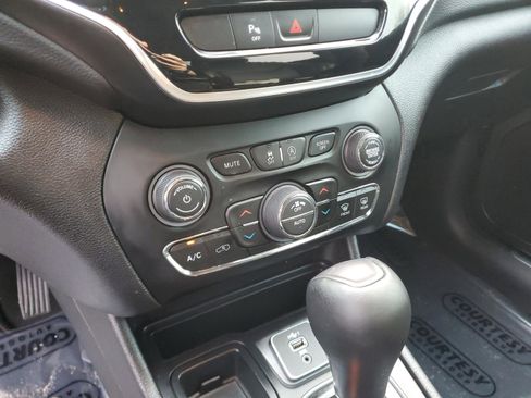 Used 2020 Jeep Cherokee Limited image 19