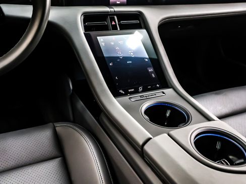 Used 2023 Porsche Taycan image 7