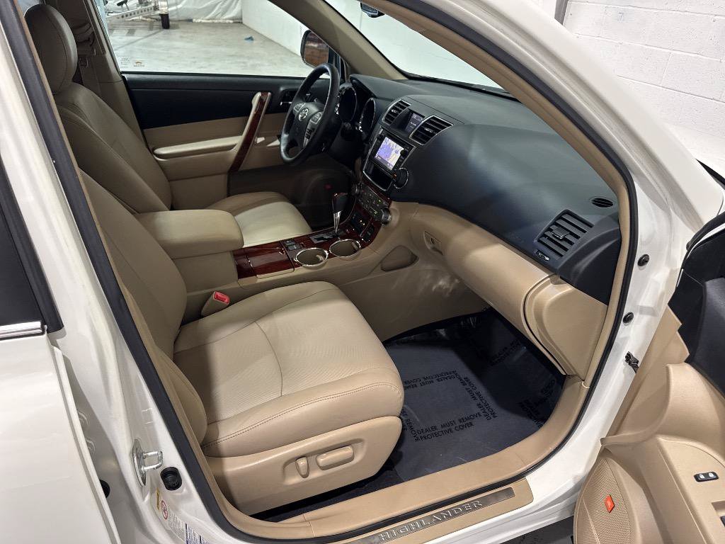 Used 2013 Toyota Highlander Limited AWD/4WD image 50