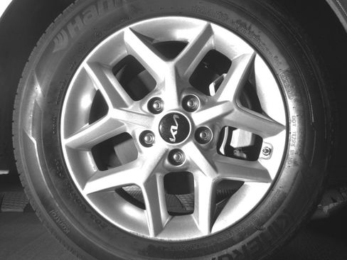 Used 2025 Kia Soul LX w/ LX Technology Package FWD image 13