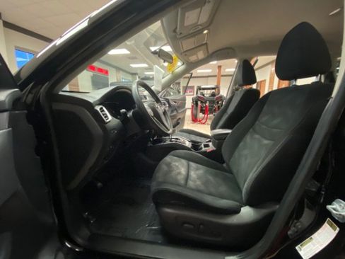 Used 2016 Nissan Rogue SV w/ SV Premium Package image 16