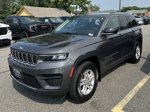 Used 2023 Jeep Grand Cherokee Laredo AWD/4WD image 17