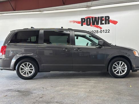 Used 2019 Dodge Grand Caravan SXT image 2
