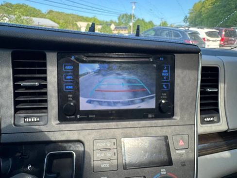 Used 2017 Toyota Sienna XLE Premium AWD/4WD image 14