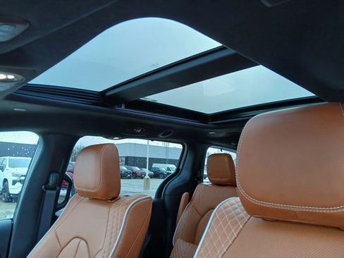 Used 2025 Chrysler Pacifica Pinnacle FWD image 32