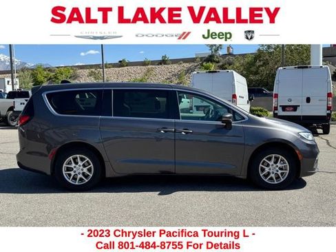 Used 2023 Chrysler Pacifica Touring-L FWD image 5