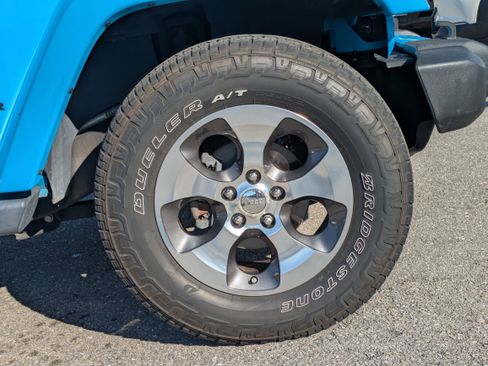 Used 2017 Jeep Wrangler Sahara w/ Connectivity Group image 11