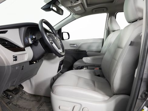 Used 2019 Toyota Sienna XLE FWD image 15