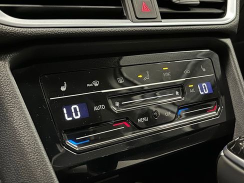 New 2025 Volkswagen Taos SE image 10