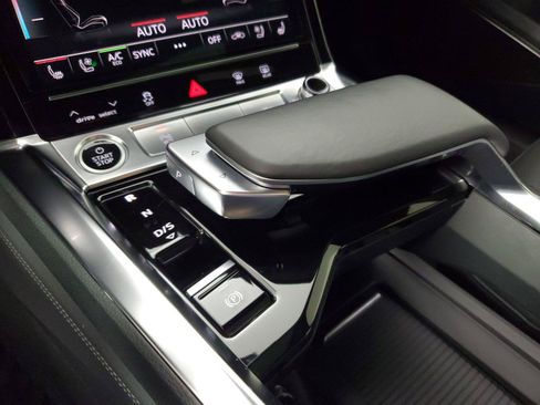Used 2023 Audi e-tron Premium Plus w/ Premium Plus Package AWD/4WD image 28